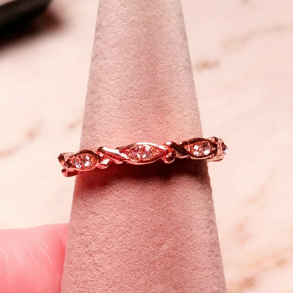 unknown Jewelry - Rose gold colored ring with czs
